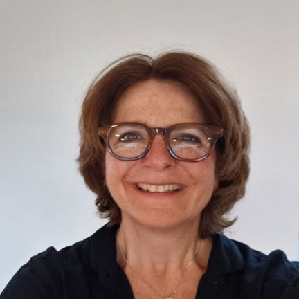 Diane de Basly, psychanalyste et fondatrice d’Être & Agir, souriante